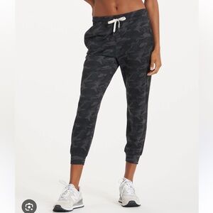 Vuori women’s performance jogger- size xs in camo